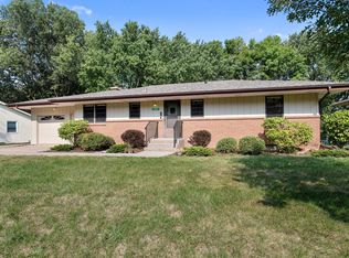 699 Sextant Ave W, Roseville, MN 55113