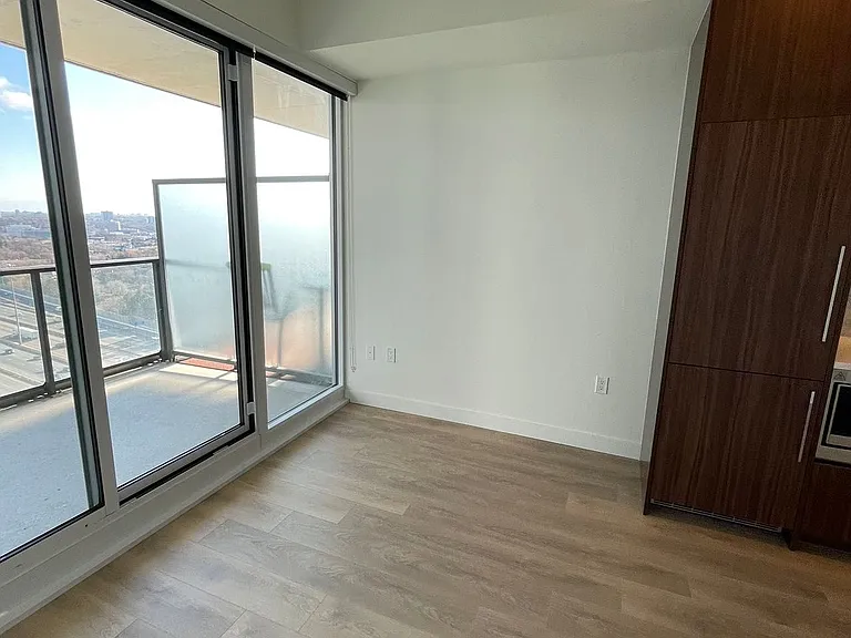 85 McMahon Dr #2215 — Photo 8