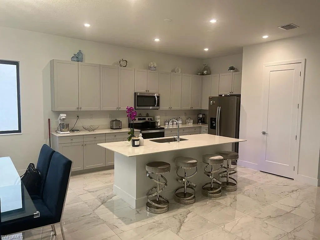 4 bed, 3.0 bath, 2256 sqft, $2,700 — Photo 4