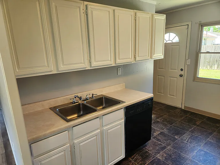 4332 Riverside Dr — Photo 2