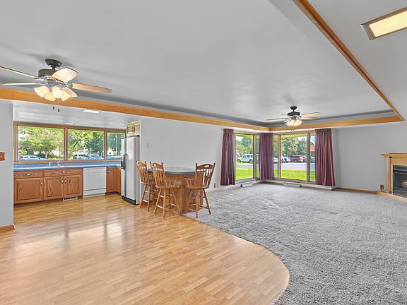 3rd image of 304 Knell Ln