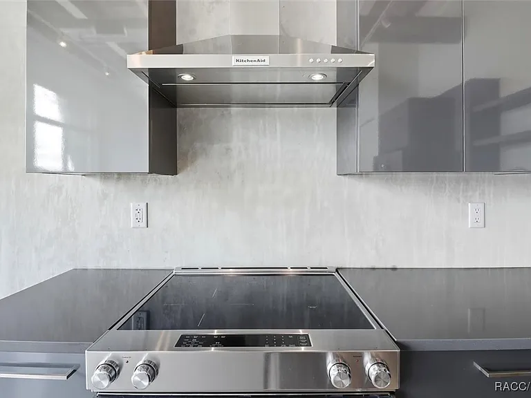 302 SE Broadway St #460 — Photo 14