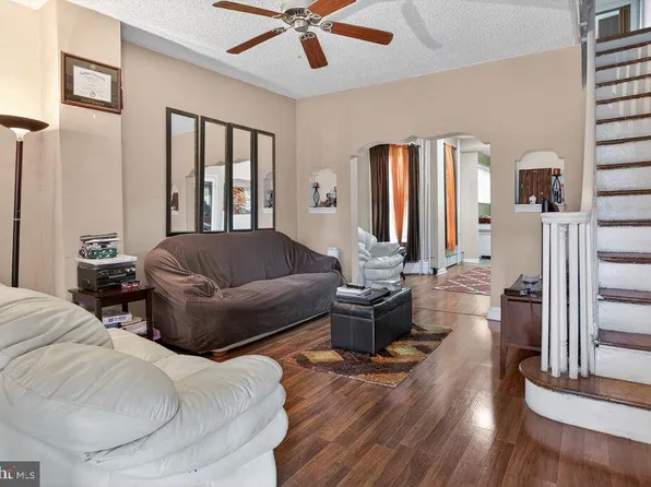 2415 S 61st St, Philadelphia, PA 19142