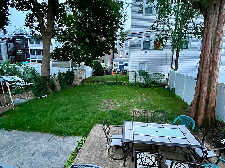 877 E 4th St — Photo 15