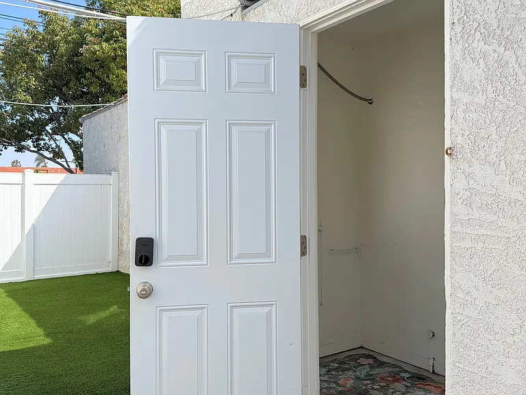 Bonus studio across backyard