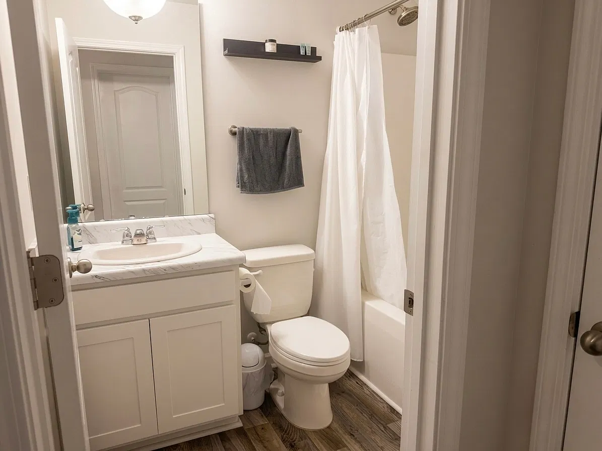 5 bed, 2295 sqft, $900 — Photo 3