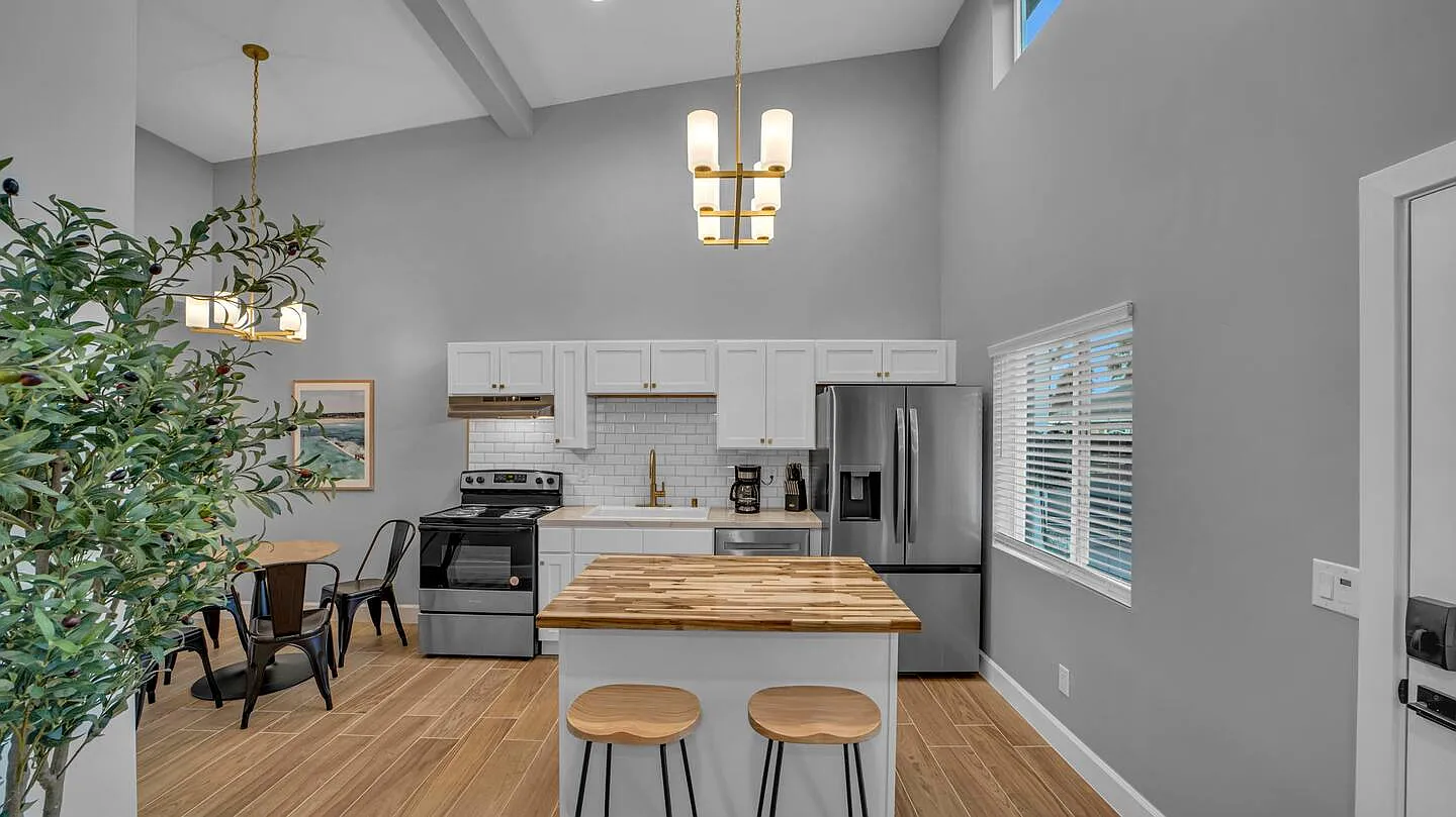3 bed, 910 sqft, $4,120 — Photo 1