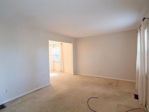 3rd image of 3437 Meadow Woods Dr