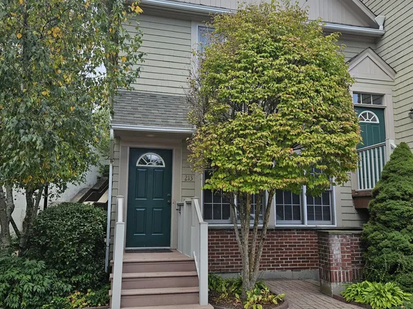 79 Locust Avenue APT 213, New Canaan, CT 06840