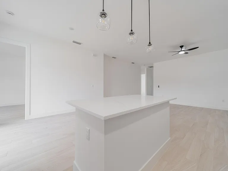 541 Ladd St — Photo 10
