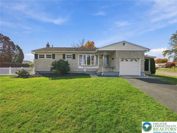 2227 Allwood Dr, Bethlehem, PA 18018