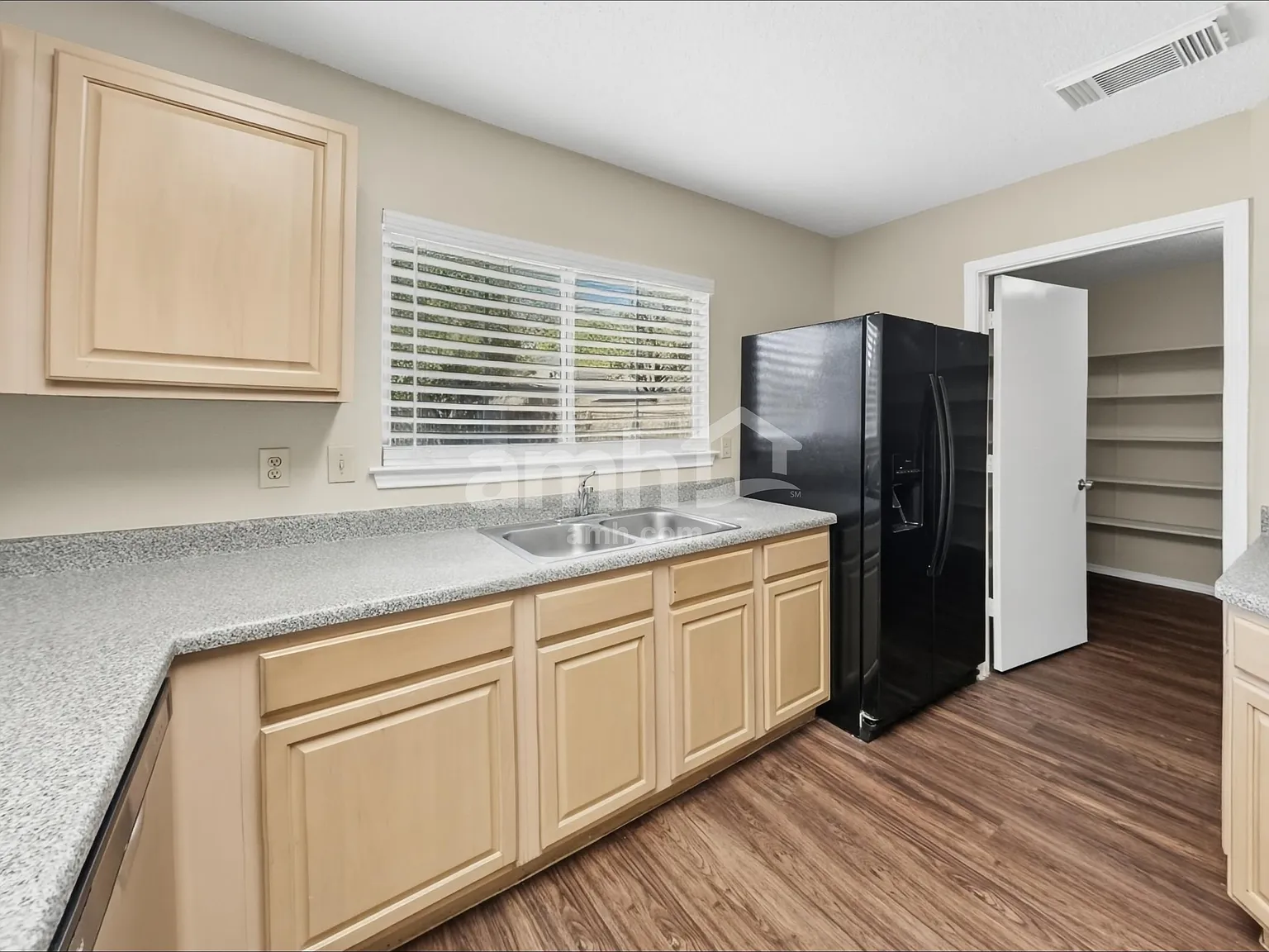 3 bed, 2.5 bath, 1582 sqft, $1,705 — Photo 3