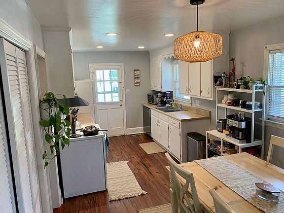 3rd image of 806 W 23rd St