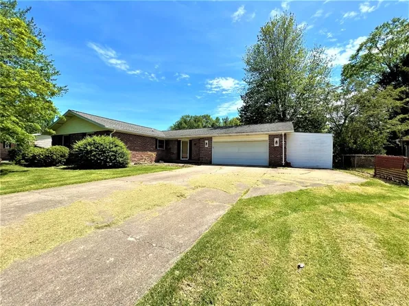 317 Larch Dr, Olney, IL 62450