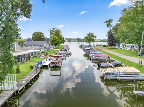 268 Paradise Island Dr, Coldwater, MI 49036