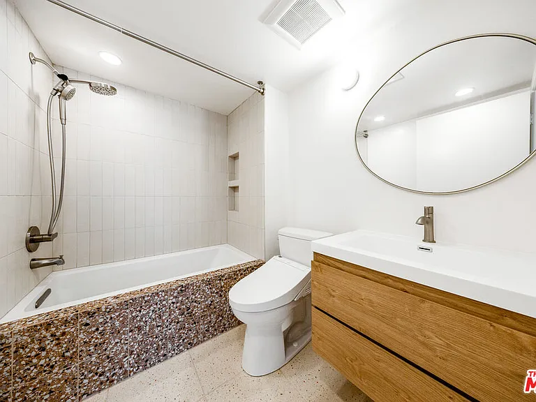 2121 Beloit Ave #307 — Photo 12