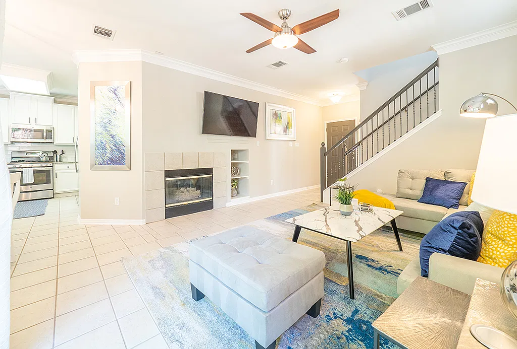 2 bed, 2.5 bath, 1333 sqft, $2,400 — Photo 1