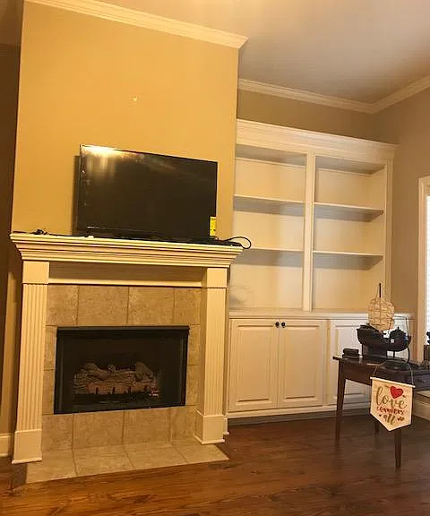 Family room, fireplace w/gas logs, built in shelves, double window, hardwood floors