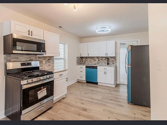 3rd image of 2644 Madison St #A