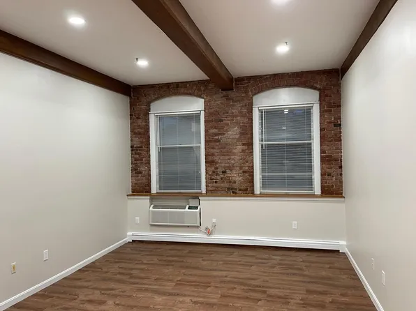 402 River St APT 3D, Haverhill, MA 01832
