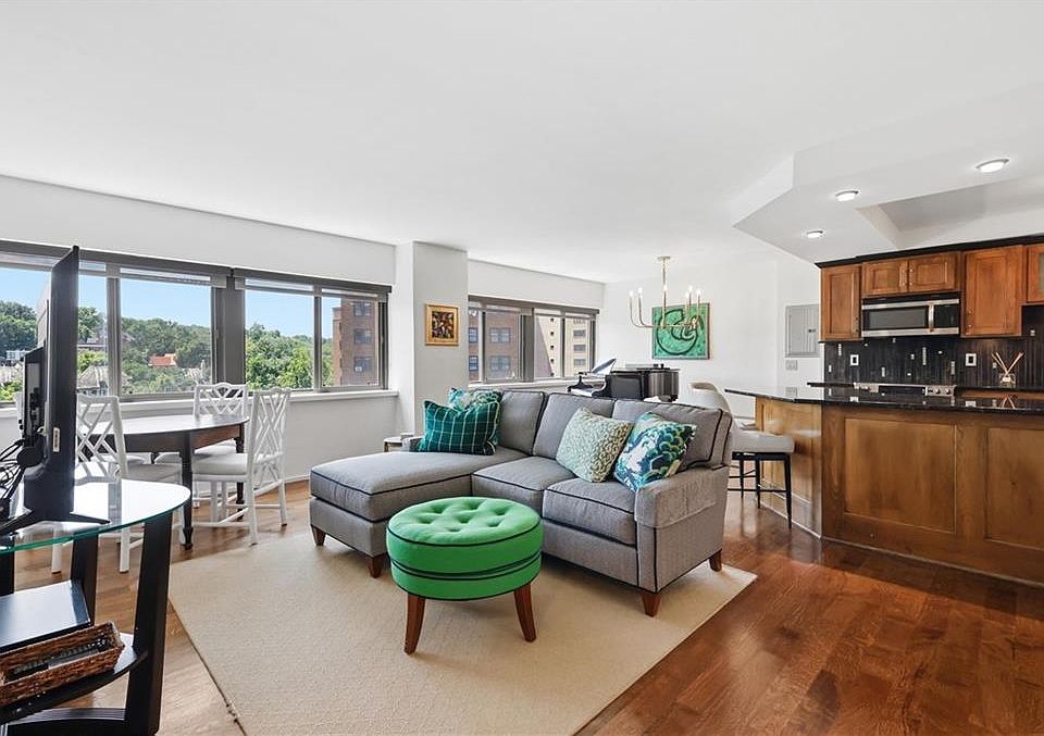 1st image of 803 W 48th St APT 605