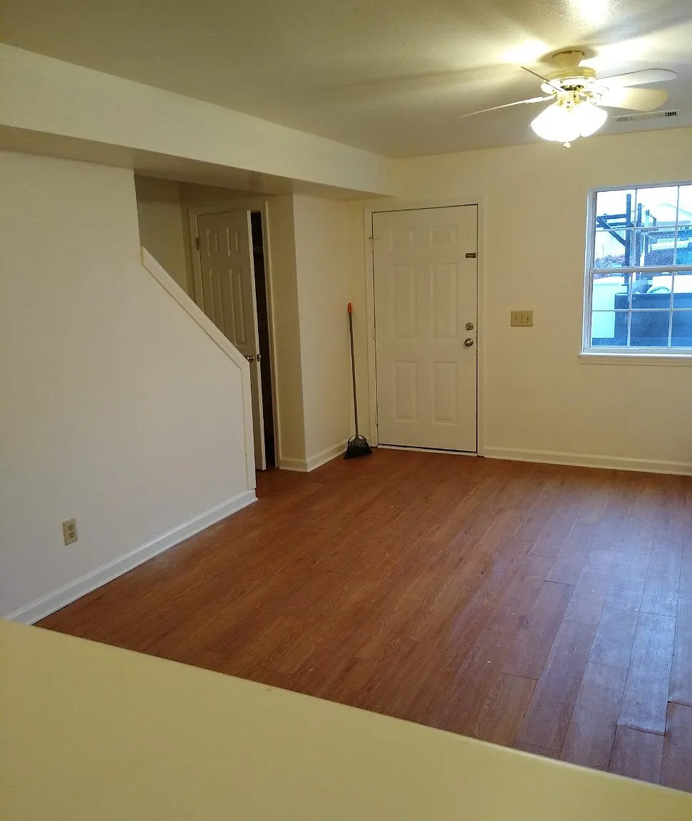 2 bed, 1.5 bath, 1000 sqft, $1,250 — Photo 2