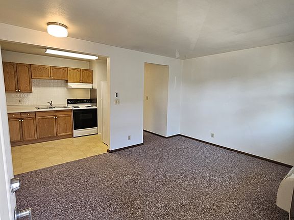 4th image of 910 8th St S APT 6