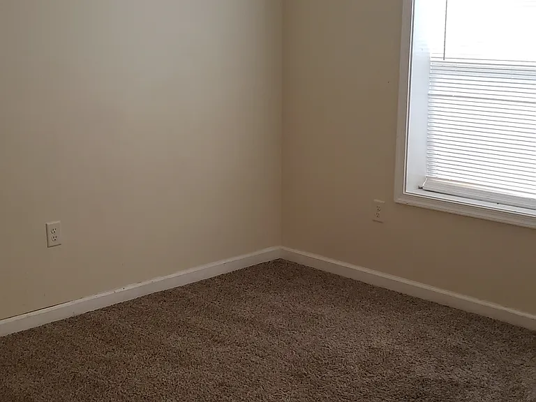 836 W Locust St — Photo 8