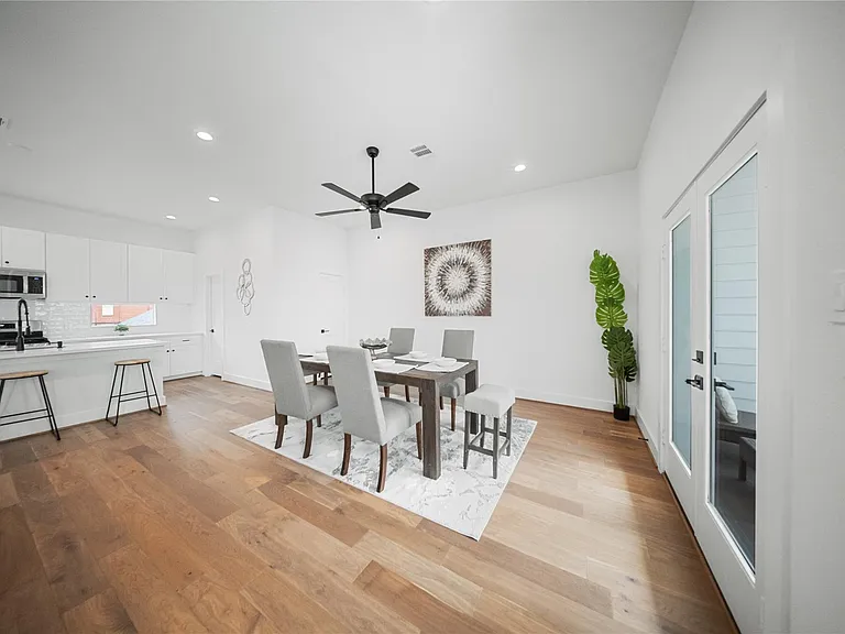 1120 Hogan St — Photo 6