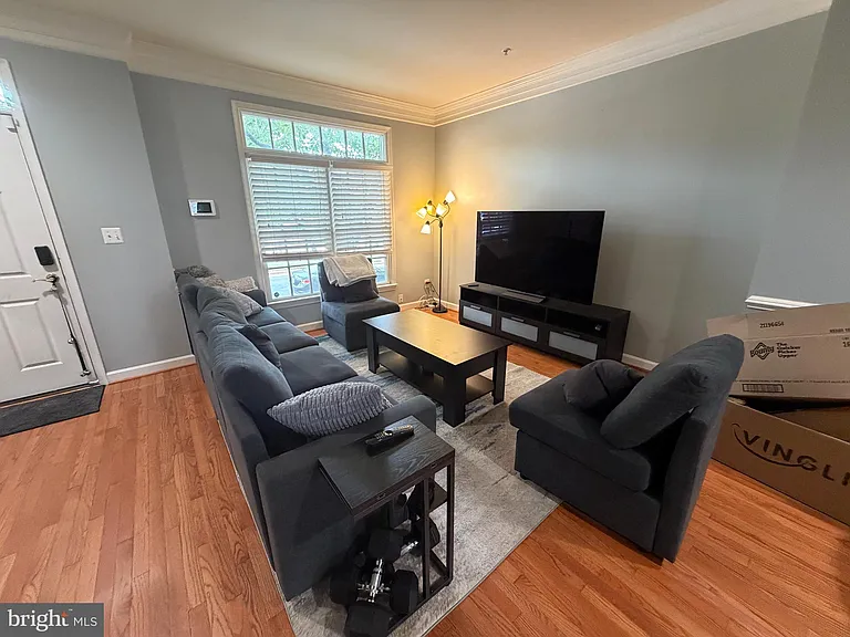 506 Fallsgrove Dr — Photo 2