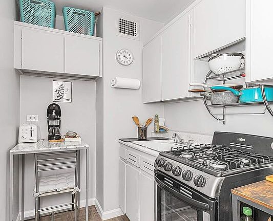 3rd image of 201 E 37th St APT 3F