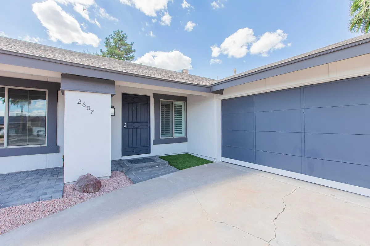 Building Photo - 2607 E Larkspur Dr