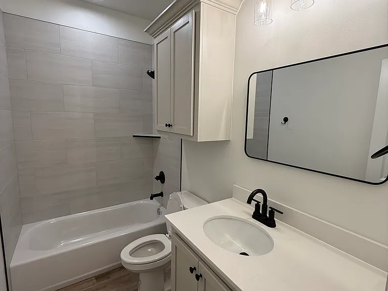 Bathroom with Shower/Tub combo
