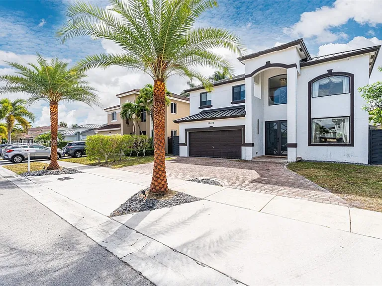 16610 SW 57th Ln — Photo 2