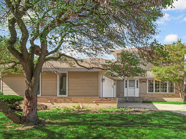 9448 Parkway Dr, Highland, IN 46322