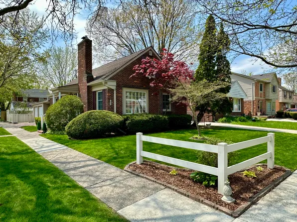 1953 Oxford Rd, Grosse Pointe Woods, MI 48236