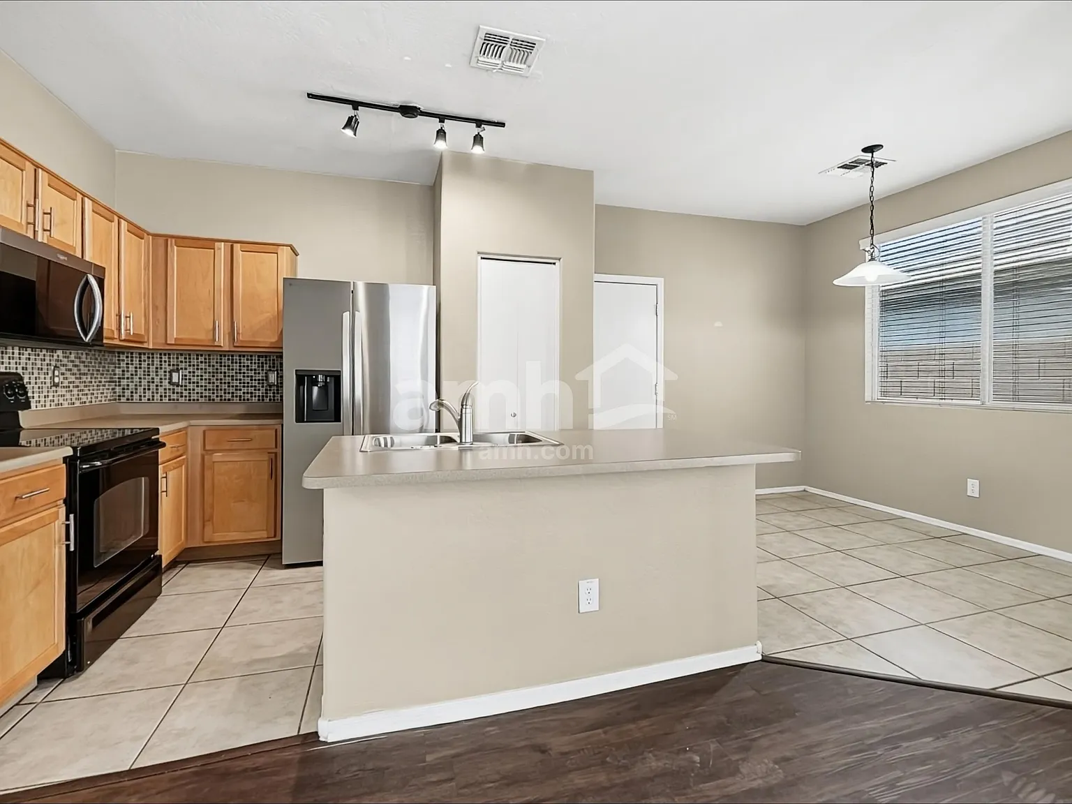 3 bed, 2.5 bath, 1464 sqft, $1,820 — Photo 4