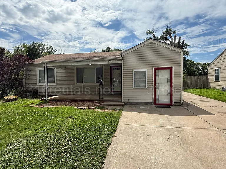 2943 S Volutsia Ave — Photo 1