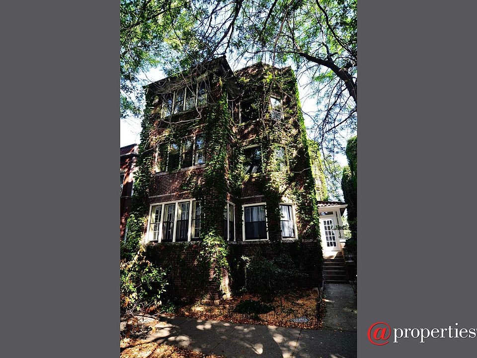 Classic Extra Wide Edgewater Glen 1st floor home w