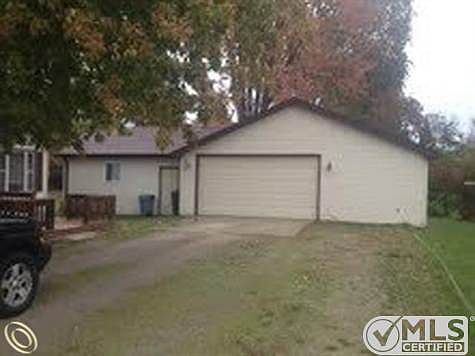 7154 Main Street - side of garag