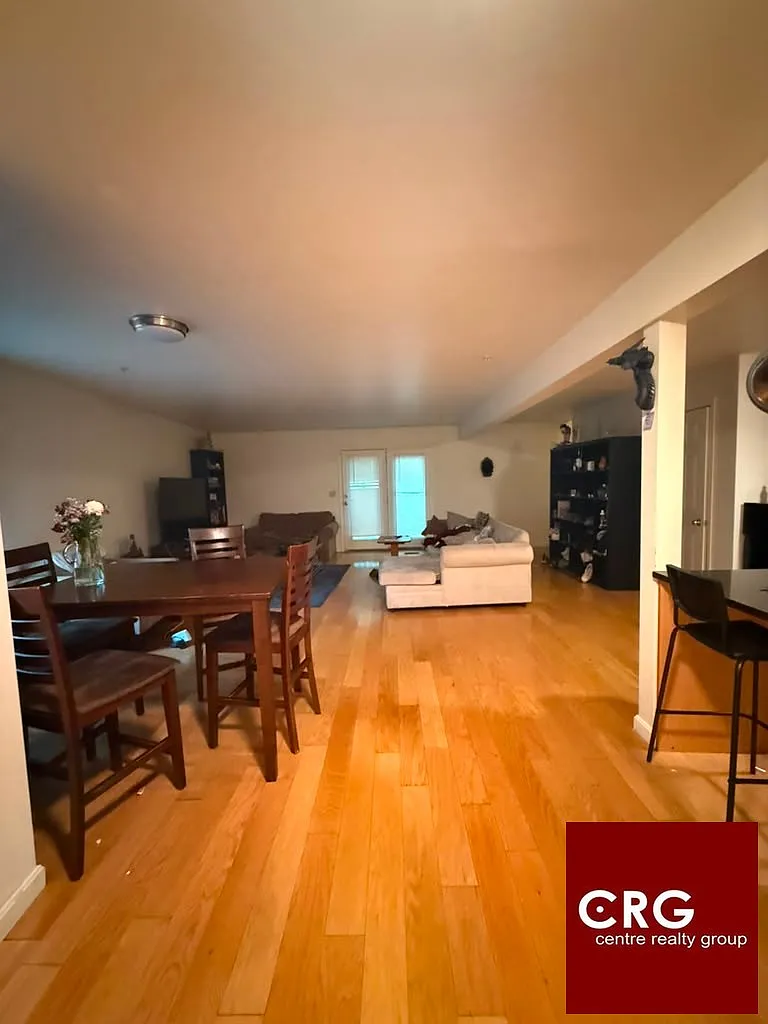 5 bed, 2.5 bath, $5,000 — Photo 2