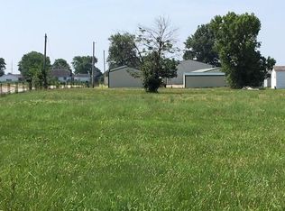 7 Four Seasons Jaycee Ave, Effingham, IL 62401