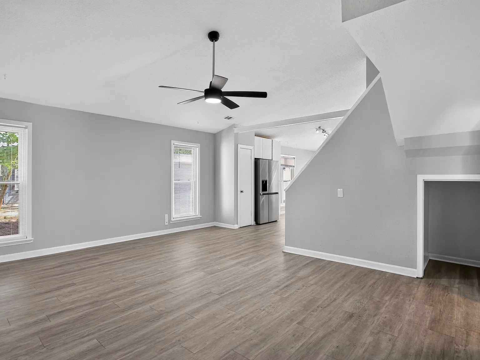 501 Thornloe Ln — Photo 4