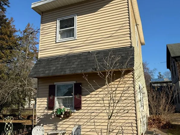 2220 New Falls Rd, Levittown, PA 19056