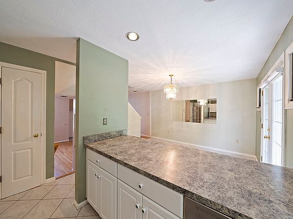 5th image of 501 Auburn St APT 402