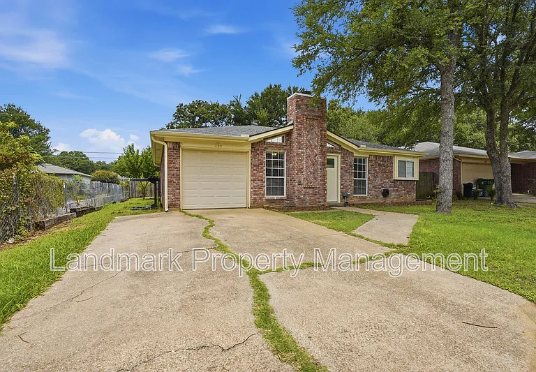 1122 Hidden Creek Dr — Photo 2
