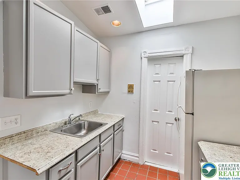 39 N 11th St #C — Photo 15