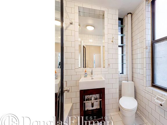 4th image of 349 W 44th St APT 4FE