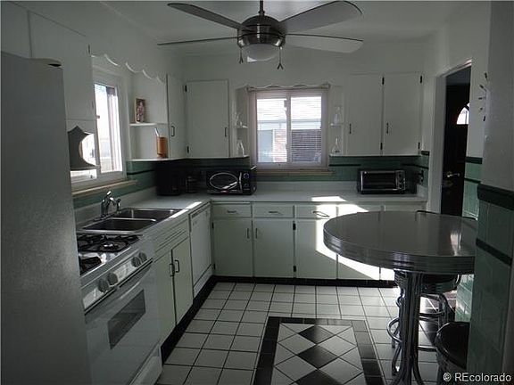 Adorable vintage kitchen