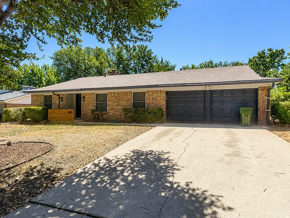 1109 W Redbud Dr